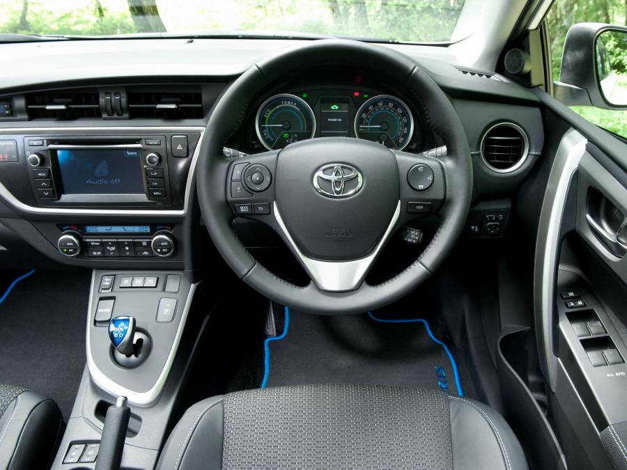  Toyota Auris Touring Sports Hybrid 2013 года  (UK) (фото 12 из 25)